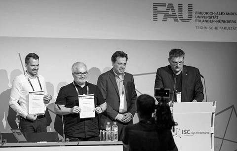 Zum Artikel "Gauss Award presented to Johannes Hofmann, Georg Hager, and Dietmar Fey at ISC18"